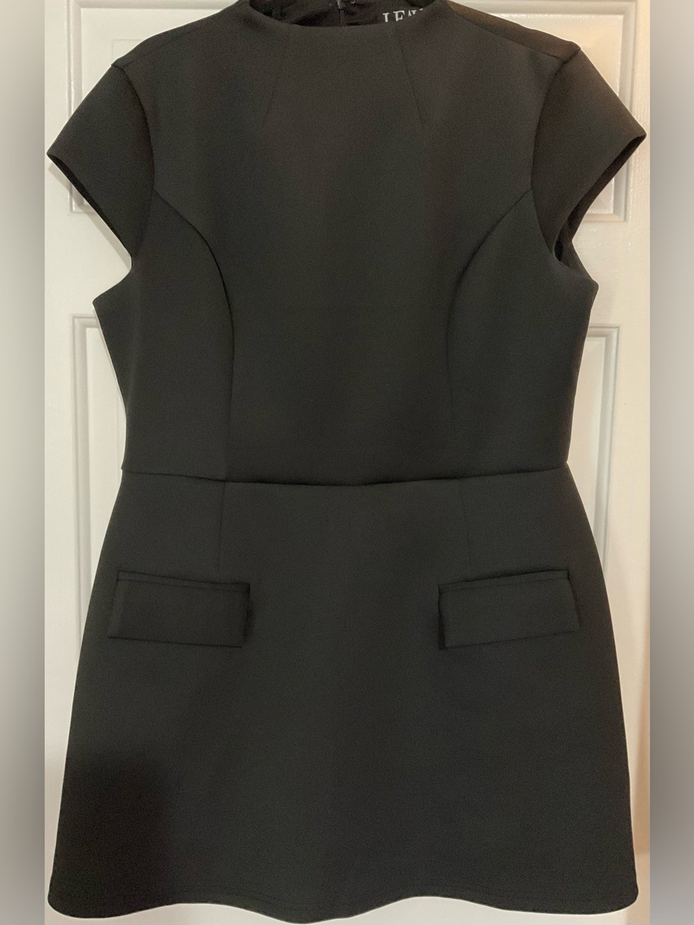 LEAU Classic Black Cap-Sleeve Sheath Dress
